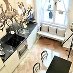 Mondrian Luxury Old Town 아파트호텔 4*