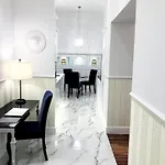 Mondrian Luxury Old Town 아파트호텔 바르샤바