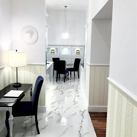 Mondrian Luxury Old Town Apartmanhotel Varsó