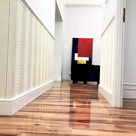 Ξενοδοχείο με διαμερίσματα Mondrian Luxury Old Town 4*