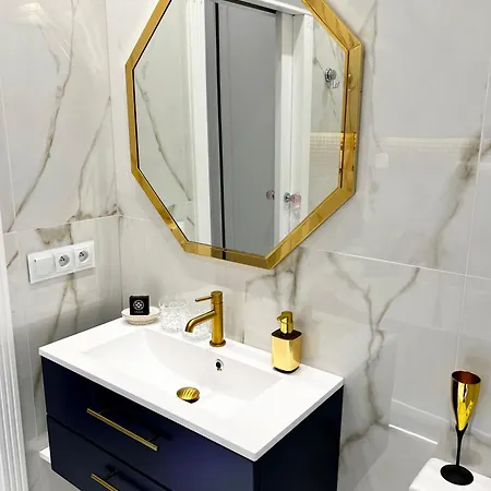Ξενοδοχείο με διαμερίσματα Mondrian Luxury Old Town 4*